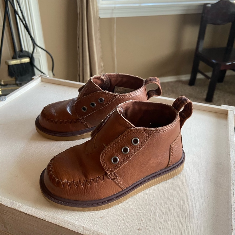 Toddler TOMS brown leather booties.